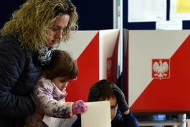 Cử tri Ba Lan bỏ phiếu tại một địa điểm bầu cử ở Warsaw. (Nguồn: AFP/TTXVN)