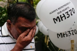 Thân nhân của hành khách trên chiếc máy bay mất tích MH370 khóc thương người thân tại lễ kỷ niệm hai năm vụ mất tích của máy bay này ở Kuala Lumpur, Malaysia ngày 6/3/2016. (Nguồn: EPA/TTXVN) 