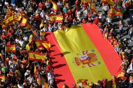 Tuần hành tại Barcelona, thủ phủ vùng Catalunya của Tây Ban Nha, nhằm bày tỏ ủng hộ thống nhất đất nước và phản đối kế hoạch của chính quyền vùng Catalunya tuyên bố độc lập. (Nguồn: AFP/TTXVN)