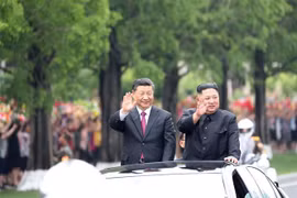 Chủ tịch Trung Quốc Tập Cận Bình (trái) và nhà lãnh đạo Triều Tiên Kim Jong-un (phải). (Nguồn: THX/TTXVN) 