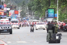 Nhân viên điều tra thu thập chứng cứ tại hiện trường vụ nổ bom ở Hua Hin ngày 12/8. (Nguồn: EPA/TTXVN)