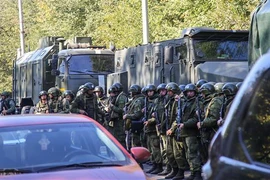 Lực lượng đặc nhiệm phong tỏa hiện trường vụ nổ tại Trường cao đẳng khu vực Kerch, Bán đảo Crimea ngày 17/10. (Nguồn: AFP/TTXVN) 