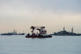Lực lượng cứu hộ tìm kiếm các nạn nhân tại hiện trường vụ tai nạn máy bay Tu-154 ở Biển Đen, gần Sochi ngày 27/12. (Nguồn: THX/TTXVN)