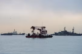 Lực lượng cứu hộ tìm kiếm các nạn nhân tại hiện trường vụ tai nạn máy bay Tu-154 ở Biển Đen, gần Sochi ngày 27/12. (Nguồn: THX/TTXVN)
