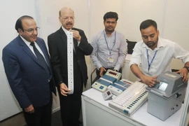 Chủ tịch Ủy ban Bầu cử Ấn Độ Nasim Zaidi (thứ 2, bên trái) kiểm tra công tác chuẩn bị bầu cử ở New Delhi ngày 20/5. (Nguồn: EPA/TTXVN)