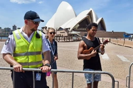 Cảnh sát Australia tuần tra tại khu vực Nhà hát Sydney. (Nguồn: AFP/TTXVN)