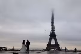Một cặp đôi chụp ảnh cưới tại khu vực Tháp Eiffel ở Paris ngày 5/9. (Nguồn: AFP/TTXVN)