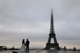 Một cặp đôi chụp ảnh cưới tại khu vực Tháp Eiffel ở Paris ngày 5/9. (Nguồn: AFP/TTXVN)