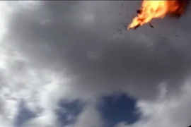 Máy bay không người lái của phiến quân Houthi phát nổ tại lễ diễu binh của binh sỹ Yemen ở căn cứ không quân al-Anad, tỉnh Lahj ngày 10/1/2019. (Nguồn: AFP/TTXVN) 