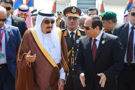 Tổng thống Ai Cập Abdel Fattah al-Sisi (phải) và Quốc vương Saudi Arabia Salman (trái). (Nguồn: Reuters)