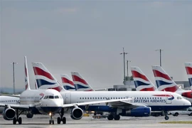 Máy bay của hãng hàng không British Airways đỗ tại sân bay Heathrow ở London, Anh. (Nguồn: AFP/TTXVN)
