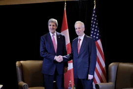 Ngoại trưởng Canada Stephane Dion (phải) và Ngoại trưởng Mỹ John Kerry (trái). (Nguồn: AFP/TTXVN)