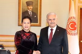 Chủ tịch Quốc hội Thổ Nhĩ Kỳ Binali Yildirim đón Chủ tịch Quốc hội Nguyễn Thị Kim Ngân. (Ảnh: Trọng Đức/TTXVN)