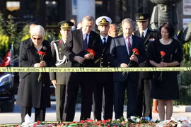 Tổng thống Thổ Nhĩ Kỳ Tayyip Erdogan (thứ 3 trái) và Tổng thống Phần Lan Sauli Niinisto (thứ 3 phải) cùng phu nhân đặt hoa tưởng niệm các nạn nhân vụ đánh bom tại ga tàu hỏa ở Ankara. (Nguồn: AFP/TTXVN)
