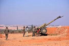 Lực lượng ủng hộ Chính phủ Syria làm nhiệm vụ trong chiến dịch giành lại thành phố Aleppo ngày 25/11. (Nguồn: AFP/TTXVN)