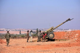 Lực lượng ủng hộ Chính phủ Syria làm nhiệm vụ trong chiến dịch giành lại thành phố Aleppo ngày 25/11. (Nguồn: AFP/TTXVN)