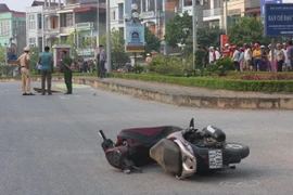 Chiếc xe máy nằm cách nạn nhân khoảng 50m. (Ảnh: Đinh Hữu Dư/TTXVN)