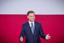 Ông Andrzej Duda phát biểu trước những người ủng hộ tại Warsaw, sau khi kết quả sơ bộ được công bố. (Nguồn: AFP/TTXVN)