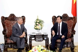 Phó Thủ tướng Trịnh Đình Dũng tiếp Cao ủy về Môi trường của EU Karmenu Vella đang thăm và làm việc tại Việt Nam. (Ảnh: An Đăng/TTXVN)