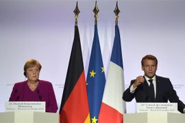 Cờ Anh (phía trước) và cờ EU (phía sau) bên ngoài tòa nhà Quốc hội Anh ở London ngày 19/10/2019. (Nguồn: THX/ TTXVN) 