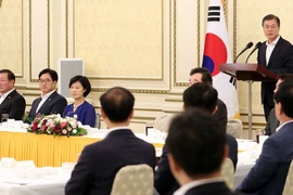 Tổng thống Hàn Quốc Moon Jae-in (phải, phía sau) phát biểu trong cuộc họp với các nghị sỹ đảng Dân chủ ở Seoul ngày 26/8. (Nguồn: Yonhap/TTXVN)