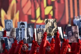 Người dân Nga tham gia diễu hành tại một lễ kỷ niệm Cách mạng tháng 10 ở Moskva. (Nguồn: AFP/TTXVN)