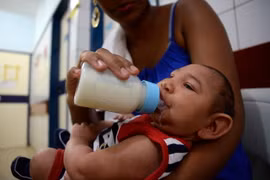 Em bé bị mắc chứng đầu nhỏ được theo dõi tại bệnh viện Oswaldo Cruz ở Cabo de Santo Agostinho thuộc Pernambuco, ​Đông Bắc Brazil. (Nguồn: THX/TTXVN)
