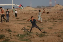 Người biểu tình Palestine xung đột với binh sỹ Israel tại khu vực biên giới phía đông dải Gaza ngày 9/11. (Nguồn: THX/TTXVN) 