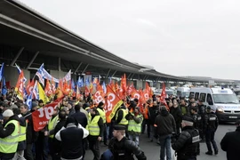 Pháp hủy 40% chuyến bay do nhân viên không lưu đình công