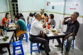 Hình ảnh ông Obama và đầu bếp Anthony Bourdain tại quán bún chả Hương Liên trên trang QQ.