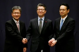 Đặc phái viên Mỹ Joseph Yun, đặc phái viên Hàn Quốc Kim Hong-kyun và Đặc phái viên Nhật Bản Kenji Kanasugi sau cuộc hội đàm ở Seoul ngày 13/12. (Nguồn: EPA/TTXVN)