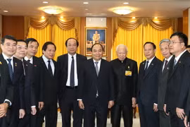 Thủ tướng Nguyễn Xuân Phúc gặp Chủ tịch Hội đồng Cơ mật Hoàng gia Thái Lan Prem Tinsulanonda (thứ 4 từ phải sang). (Ảnh: Thống Nhất/TTXVN)