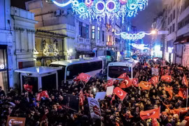 Người dân Thổ Nhĩ Kỳ biểu tình bên ngoài lãnh sự quán Hà Lan ở Istanbul, phản đối việc Hà Lan không cho phép Ngoại trưởng Thổ Nhĩ Kỳ Mevlut Cavusoglu nhập cảnh bằng đường hàng không vào nước này ngày 11/3. (Nguồn: AFP/TTXVN)