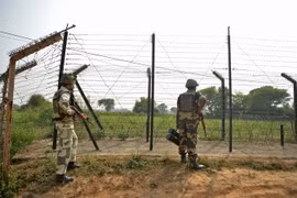 Binh sỹ Ấn Độ gác tại khu vực Jammu trên biên giới Ấn Độ-Pakistan ngày 2/10/2016. (Nguồn: AFP/TTXVN)