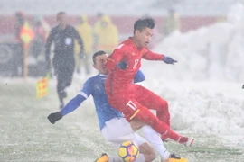 Một pha tranh bóng trong trận đấu. (Ảnh: Hoàng Linh/TTXVN)