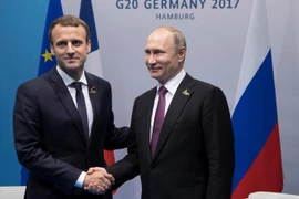 Tổng thống Pháp Emmanuel Macron (trái) và người đồng cấp Nga Vladimir Putin. (Nguồn: Reuters) 