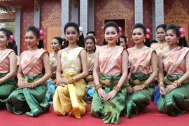 Các thiếu nữ Campuchia xinh đẹp trong trang phục truyền thống chào đón năm mới. (Ảnh: Nhóm phóng viên TTXVN tại Campuchia)