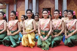 Các thiếu nữ Campuchia xinh đẹp trong trang phục truyền thống chào đón năm mới. (Ảnh: Nhóm phóng viên TTXVN tại Campuchia)