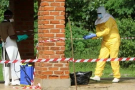 Nhân viên y tế phun thuốc khử trùng tại khu vực cách ly sau khi phát hiện trường hợp nhiễm virus Ebola ở Cộng hòa Dân chủ Congo. (Nguồn: Reuters/TTXVN)