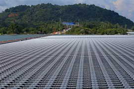 Hệ thống pin nhà máy điện Mặt Trời trên hồ thủy điện Đa Mi. (Ảnh: Ngọc Hà/TTXVN) 