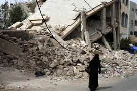 Cảnh đổ nát sau các cuộc không kích ở Sana'a, Yemen ngày 25/3. (Nguồn: THX/TTXVN)