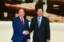 Thủ tướng Nguyễn Xuân Phúc và Thủ tướng Samdech Techo Hun Sen. (Ảnh: Thống Nhất/TTXVN)