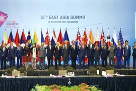 Thủ tướng Nguyễn Xuân Phúc (ngoài cùng bên trái), các Trưởng đoàn ASEAN cùng trưởng đoàn các nước đối tác chụp ảnh chung. (Ảnh: Thống Nhất/TTXVN) 