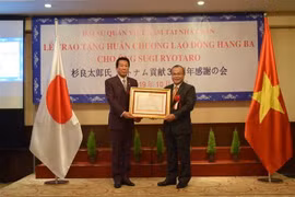 Đại sứ Việt Nam tại Nhật Bản Vũ Hồng Nam trao tặng Huân chương Lao động hạng Ba cho ông Sugi Ryotaro. (Ảnh: Đào Thanh Tùng/TTXVN) 