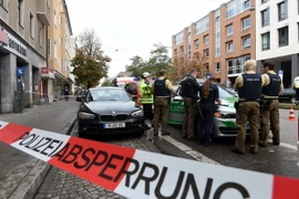 Cảnh sát điều tra tại hiện trường vụ tấn công bằng dao ở Munich. (Nguồn: AFP/TTXVN)