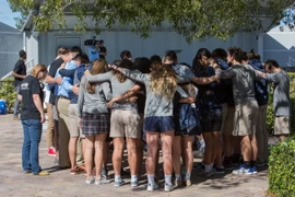 Thân nhân nạn nhân vụ xả súng cầu nguyện cho người thân tại nhà thờ Parkridge ở Parkland, Florida ngày 15/2. (Nguồn: THX/TTXVN)