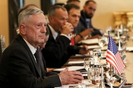 Bộ trưởng Quốc phòng Mỹ James Mattis (trái) trong một cuộc họp tại Arbil, Iraq ngày 22/8. (Nguồn: AFP/TTXVN)