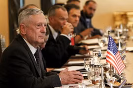 Bộ trưởng Quốc phòng Mỹ James Mattis (trái) trong một cuộc họp tại Arbil, Iraq ngày 22/8. (Nguồn: AFP/TTXVN)