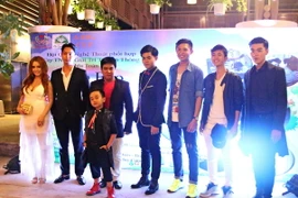 Đạo diễn Huy Cường (thứ ba từ trái qua) cùng dàn diễn viên trong phim.