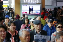 Người dân Hàn Quốc theo dõi qua truyền hình cuộc gặp thượng đỉnh liên Triều giữa Tổng thống nước này Moon Jae-in và Nhà lãnh đạo Triều Tiên Kim Jong-un, tại thủ đô Seoul ngày 27/4. (Nguồn: EPA-EFE/ TTXVN)